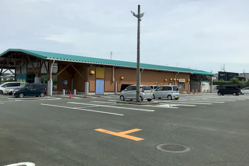 【ダイナム静岡新居店ゆったり館｜割引キャンペーン実施中】キッチンカー出店やプロモーションイベントに最適なアミューズメント施設の店舗出入口前イベントスペース