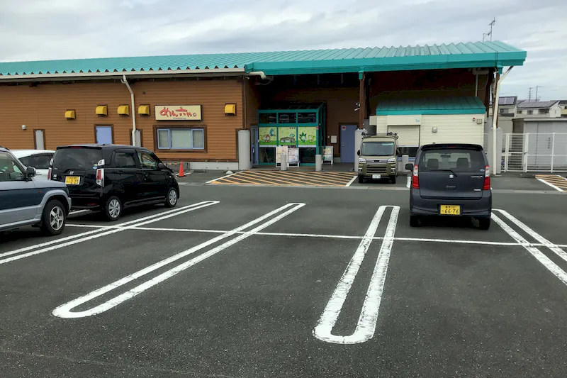 【ダイナム静岡新居店ゆったり館｜割引キャンペーン実施中】キッチンカー出店やプロモーションイベントに最適なアミューズメント施設の店舗出入口前イベントスペース