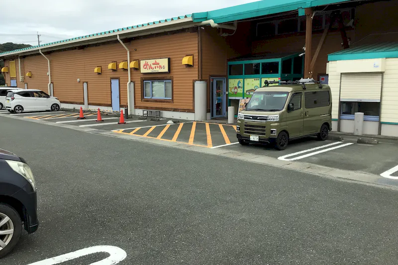 【ダイナム静岡新居店ゆったり館｜割引キャンペーン実施中】キッチンカー出店やプロモーションイベントに最適なアミューズメント施設の店舗出入口前イベントスペース