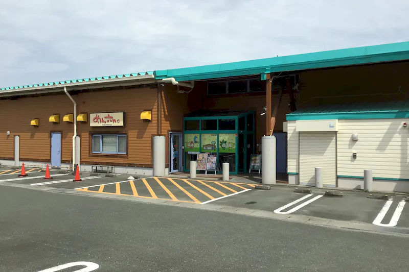 【ダイナム静岡新居店ゆったり館｜割引キャンペーン実施中】キッチンカー出店やプロモーションイベントに最適なアミューズメント施設の店舗出入口前イベントスペース