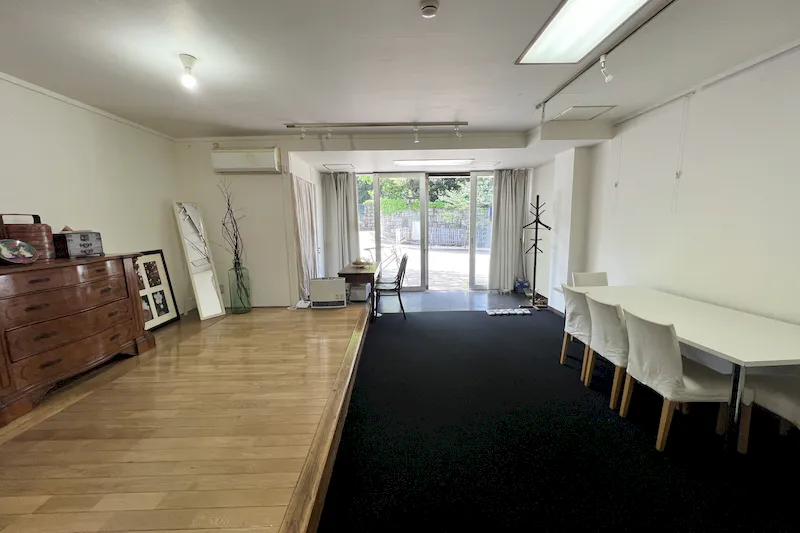 【赤坂見附駅5分】赤坂・元赤坂エリア。各種撮影、展示会や個展、教室、ワークショップに適した豊川稲荷東京別院隣接の路面ギャラリースペース