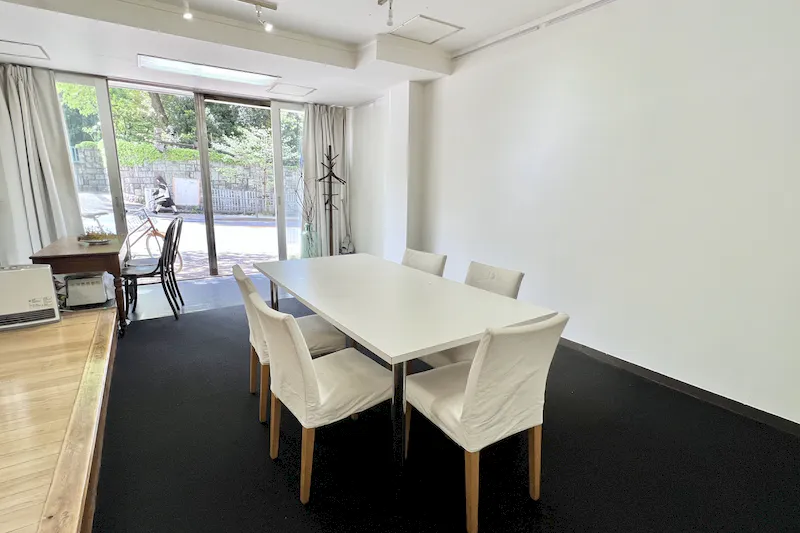【赤坂見附駅5分】赤坂・元赤坂エリア。各種撮影、展示会や個展、教室、ワークショップに適した豊川稲荷東京別院隣接の路面ギャラリースペース