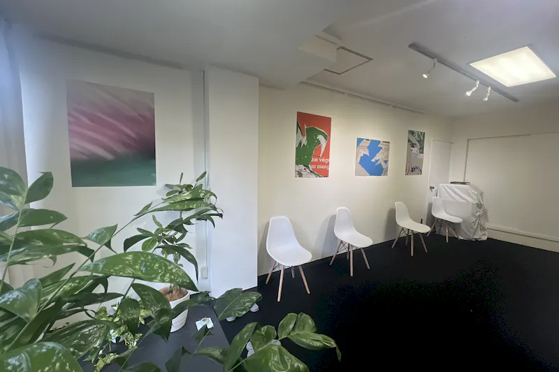 【赤坂見附駅5分】赤坂・元赤坂エリア。各種撮影、展示会や個展、教室、ワークショップに適した豊川稲荷東京別院隣接の路面ギャラリースペース