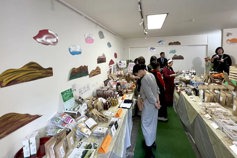 【赤坂見附駅5分】赤坂・元赤坂エリア。各種撮影、展示会や個展、教室、ワークショップに適した豊川稲荷東京別院隣接の路面ギャラリースペース