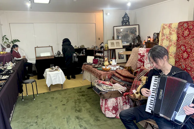 【赤坂見附駅5分】赤坂・元赤坂エリア。各種撮影、展示会や個展、教室、ワークショップに適した豊川稲荷東京別院隣接の路面ギャラリースペース