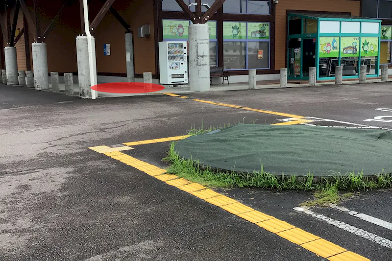 【ダイナム美濃加茂店ゆったり館｜割引キャンペーン実施中】キッチンカー出店に最適なアミューズメント施設のイベントスペース（自販機横）