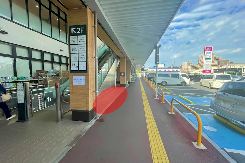 【イオンタウン幕張西】各種プロモーションイベントでの出店に最適な商業施設敷地内エスカレーター横にある軒下スペース