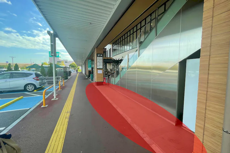 【イオンタウン幕張西】各種プロモーションイベントでの出店に最適な商業施設敷地内エスカレーター横にある軒下スペース