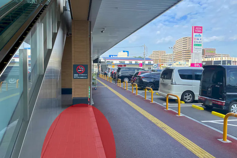 【イオンタウン幕張西】各種プロモーションイベントでの出店に最適な商業施設敷地内エスカレーター横にある軒下スペース