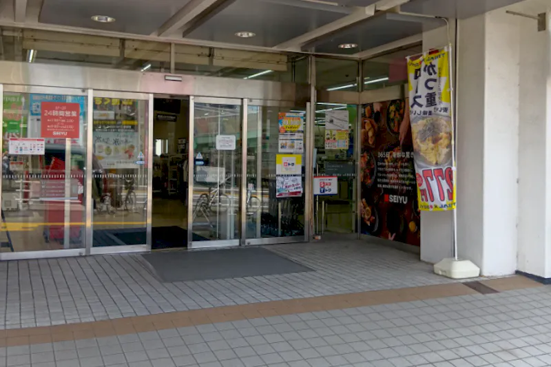【西友　新検見川店】3FJR駅側入口軒下 (屋外)　ポップアップストア(物販、食物販)やプロモーション用途に最適なスーパー店内催事イベントスペース
