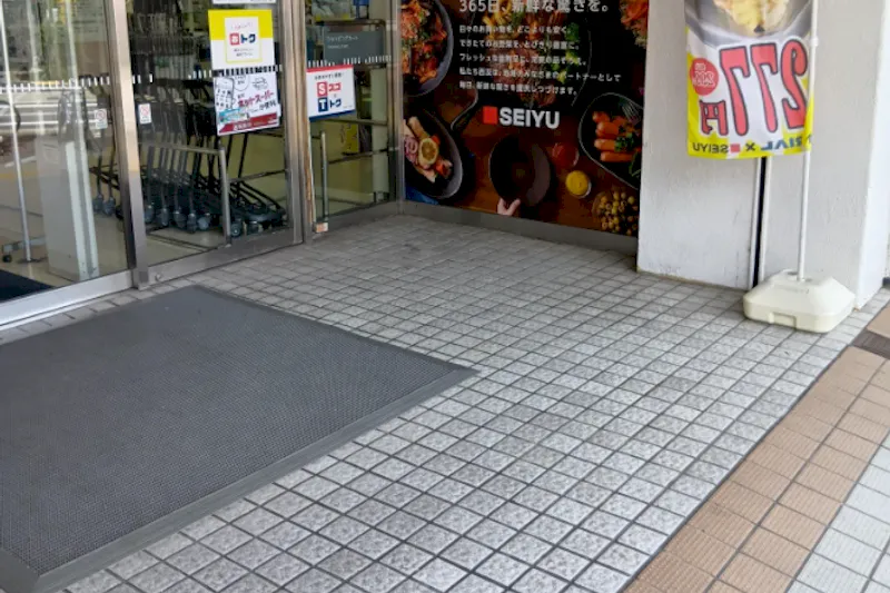 【西友　新検見川店】3FJR駅側入口軒下 (屋外)　ポップアップストア(物販、食物販)やプロモーション用途に最適なスーパー店内催事イベントスペース