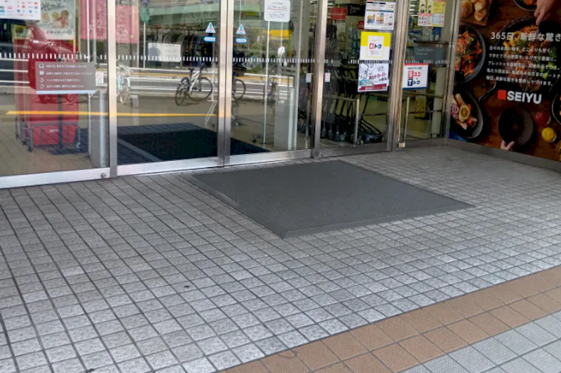 【西友　新検見川店】3FJR駅側入口軒下 (屋外)　ポップアップストア(物販、食物販)やプロモーション用途に最適なスーパー店内催事イベントスペース