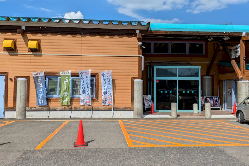【ダイナム二本松店｜割引キャンペーン実施中】キッチンカーやプロモーションイベントの開催に最適なアミューズメント施設のイベントスペース（出入口前）