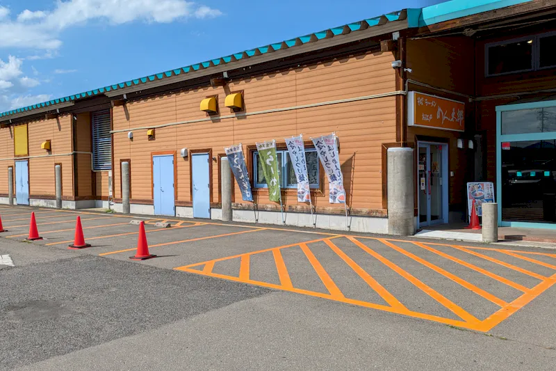 【ダイナム二本松店｜割引キャンペーン実施中】キッチンカーやプロモーションイベントの開催に最適なアミューズメント施設のイベントスペース（出入口前）