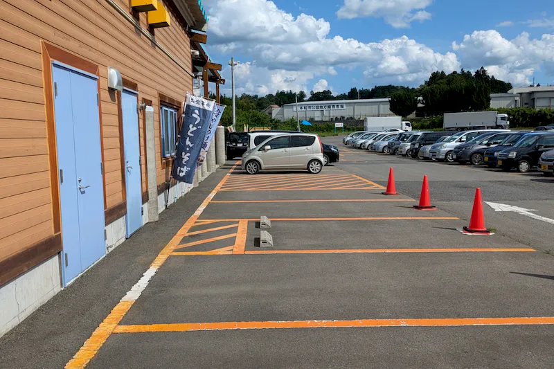 【ダイナム二本松店｜割引キャンペーン実施中】キッチンカーやプロモーションイベントの開催に最適なアミューズメント施設のイベントスペース（出入口前）