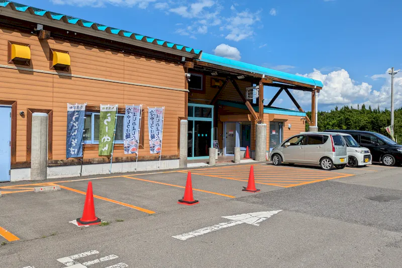 【ダイナム二本松店｜割引キャンペーン実施中】キッチンカーやプロモーションイベントの開催に最適なアミューズメント施設のイベントスペース（出入口前）