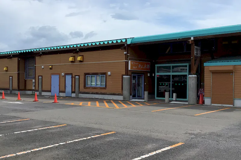 【ダイナム二本松店｜割引キャンペーン実施中】キッチンカーやプロモーションイベントの開催に最適なアミューズメント施設のイベントスペース（出入口前）
