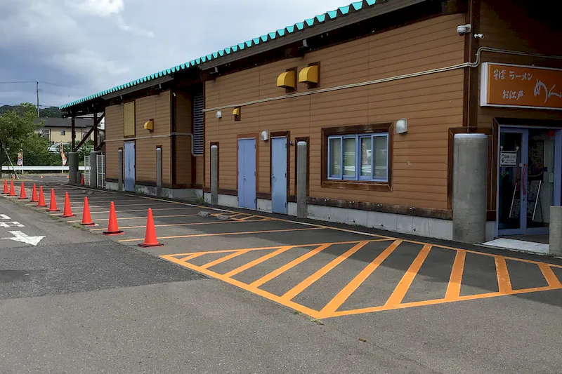 【ダイナム二本松店｜割引キャンペーン実施中】キッチンカーやプロモーションイベントの開催に最適なアミューズメント施設のイベントスペース（出入口前）