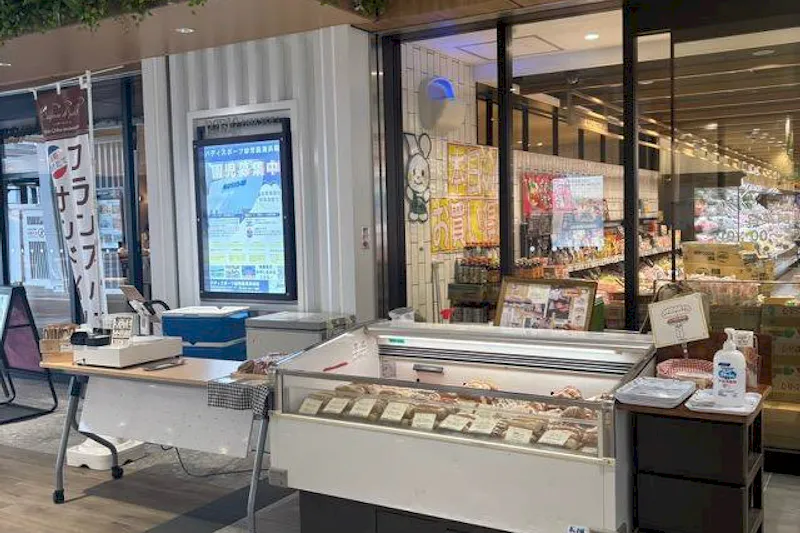【ペリエ海浜幕張】食や雑貨等の小規模ポップアップに最適なJR海浜幕張駅公園改札正面にあるスペース（区画6：ワイズマート入口前）