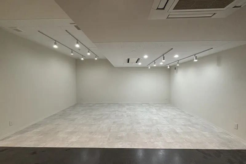 【戸田駅2分】ポップアップや展示会に適した白を基調とした什器も充実したスペース