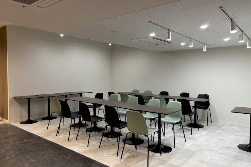 【戸田駅2分】ポップアップや展示会に適した白を基調とした什器も充実したスペース