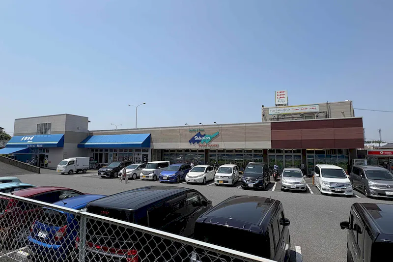 【セレクション青葉台店】店舗入口近くのキッチンカースペース