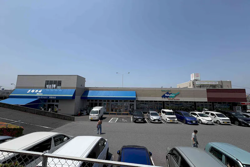 【セレクション青葉台店】店舗入口近くのキッチンカースペース