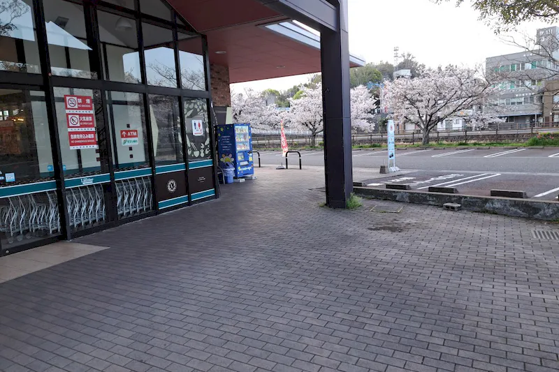 【スピナラソリエ（高見店）】西側の南寄り(タクシー乗場前) 物販やキッチンカー出店に最適なスーパー屋外催事イベントスペース