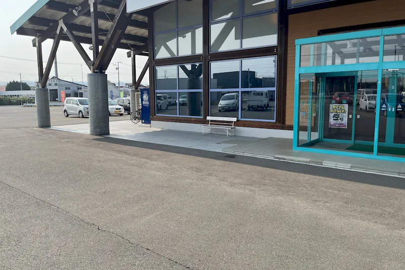 【ダイナム北見店ゆったり館｜割引キャンペーン実施中】キッチンカーやプロモーションに最適なアミューズメント施設のイベントスペース（自販機前）