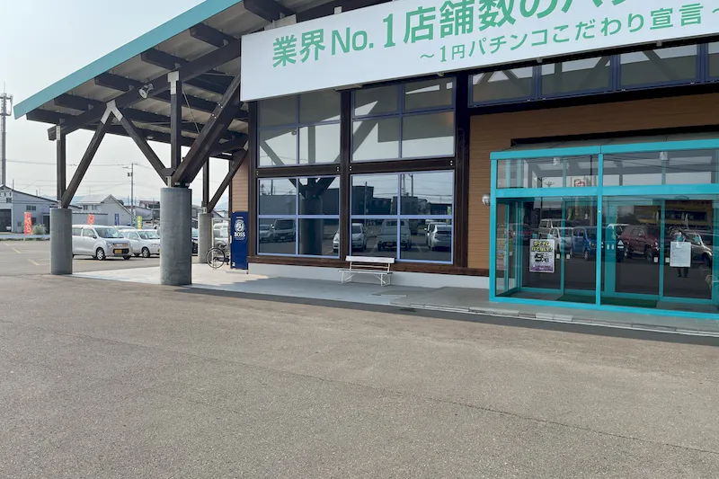 【ダイナム北見店ゆったり館｜割引キャンペーン実施中】キッチンカーやプロモーションに最適なアミューズメント施設のイベントスペース（自販機前）