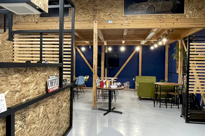 【東大阪市御厨エリア／1F】招待制イベントや体験型ワークショップ、カフェ等の短期出店に最適な木材を活かした空間が特徴のカフェスペース