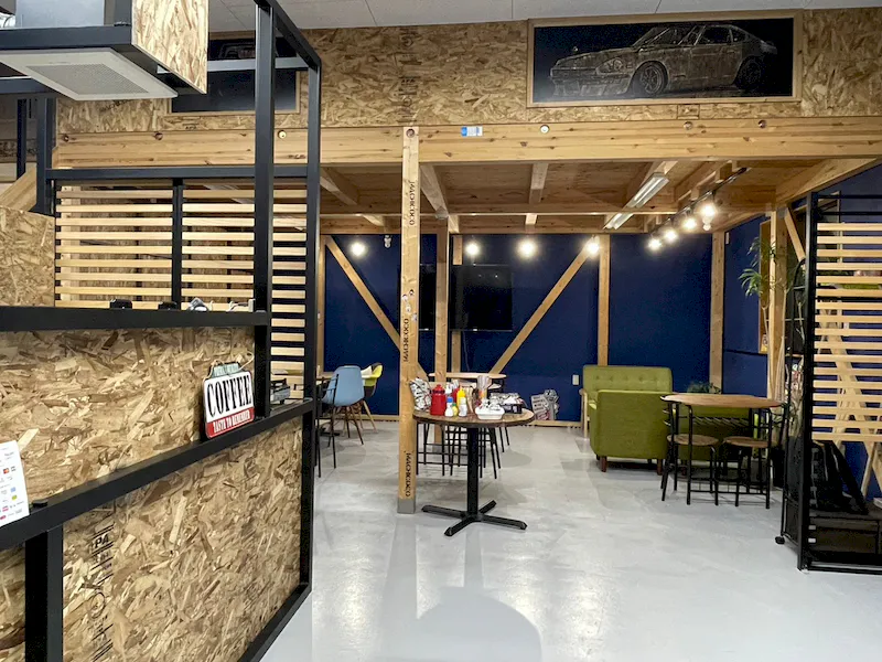 【東大阪市御厨エリア／1F】招待制イベントや体験型ワークショップ、カフェ等の短期出店に最適な木材を活かした空間が特徴のカフェスペースの画像1