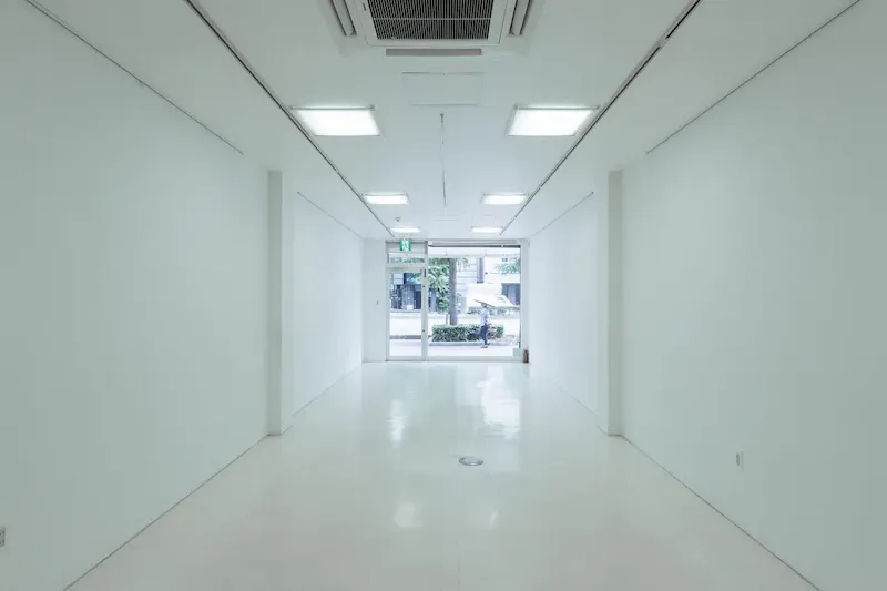 【赤坂駅4分】展示会やポップアップストアに最適な白を基調とした視認性抜群の路面スペース