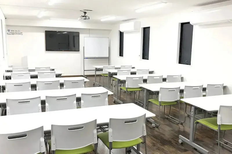 【高崎白銀ビル貸会議室】Room1｜最大26名収容・モニター付きの40㎡貸し会議室｜販売利用OKの画像