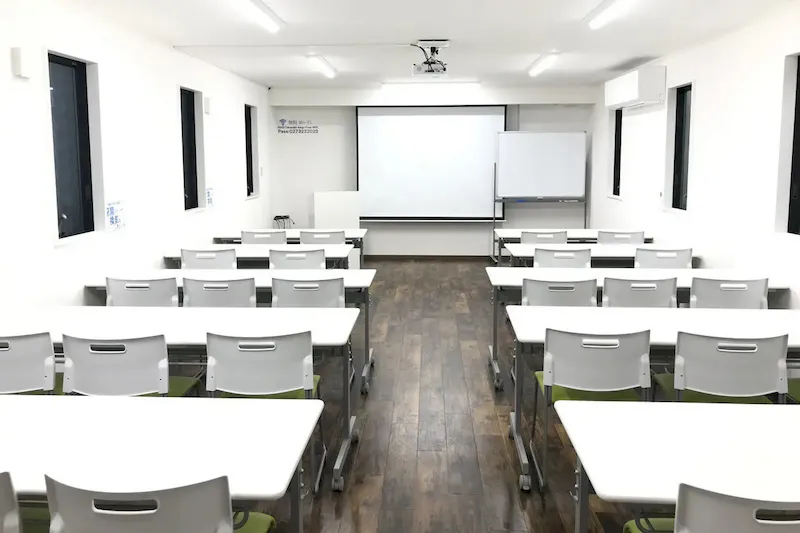 【高崎白銀ビル貸会議室】Room1｜最大26名収容・モニター付きの40㎡貸し会議室｜販売利用OK