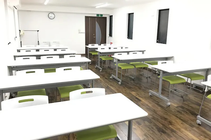 【高崎白銀ビル貸会議室】Room1｜最大26名収容・モニター付きの40㎡貸し会議室｜販売利用OK
