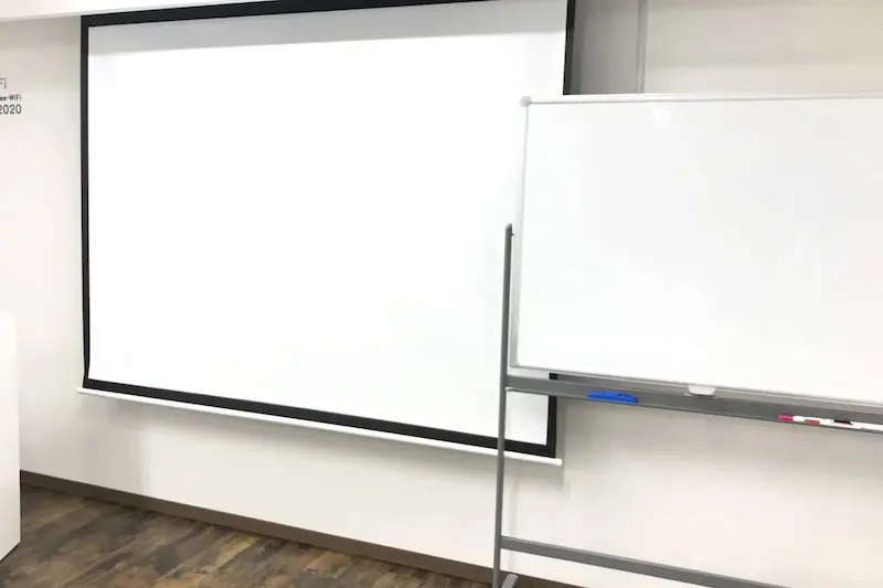 【高崎白銀ビル貸会議室】Room1｜最大26名収容・モニター付きの40㎡貸し会議室｜販売利用OK