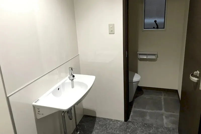 【高崎白銀ビル貸会議室】Room1｜最大26名収容・モニター付きの40㎡貸し会議室｜販売利用OK