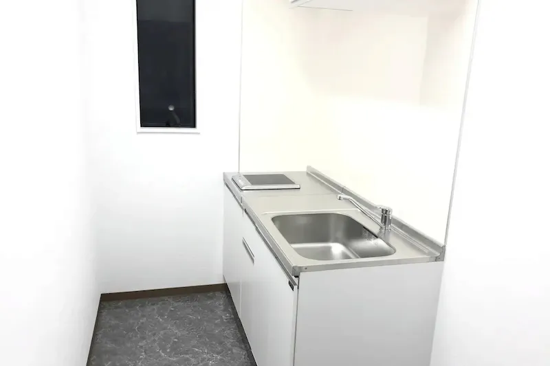【高崎白銀ビル貸会議室】Room1｜最大26名収容・モニター付きの40㎡貸し会議室｜販売利用OK