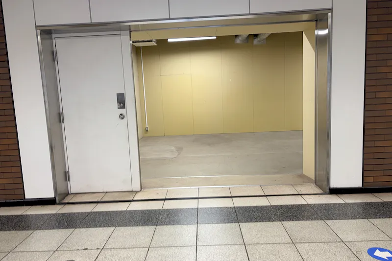 【横浜市営地下鉄ブルーライン関内駅・改札外A区画（改札側）】物販、食物販のポップアップストアに最適な人通りの多い改札外イベントスペース