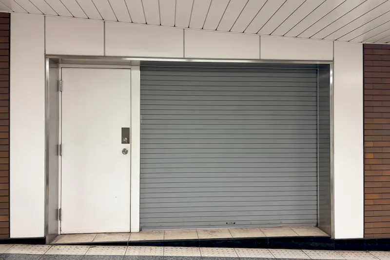 【横浜市営地下鉄ブルーライン関内駅・改札外A区画（改札側）】物販、食物販のポップアップストアに最適な人通りの多い改札外イベントスペース