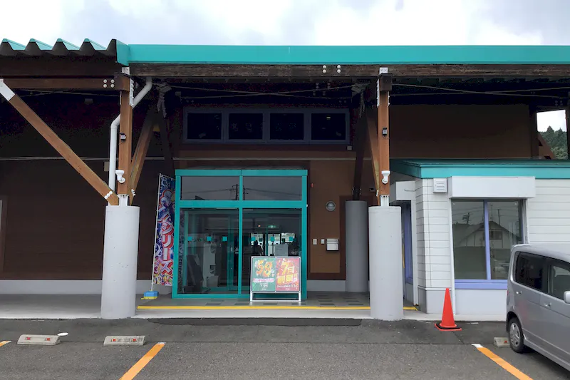 【ダイナム白河店｜割引キャンペーン実施中】キッチンカーやプロモーションイベントの開催に最適なアミューズメント施設のイベントスペース（出入口前）