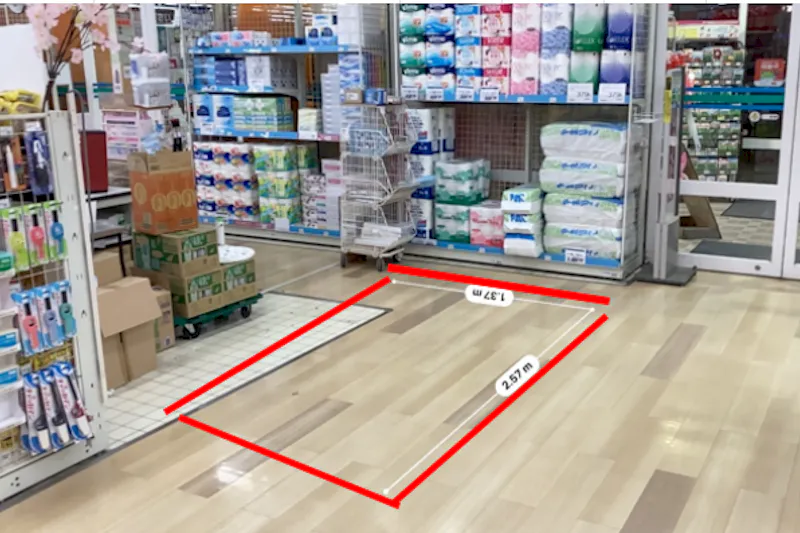 【ダイシン船岡店】出入口付近（レジ脇）　プロモーションや物販に最適なホームセンター内階段前の催事イベントスペース