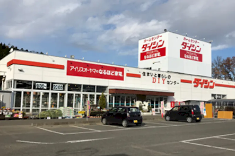 【ダイシン船岡店】出入口付近（レジ脇）　プロモーションや物販に最適なホームセンター内階段前の催事イベントスペース