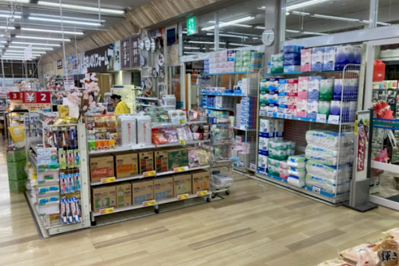 【ダイシン船岡店】出入口付近（レジ脇）　プロモーションや物販に最適なホームセンター内階段前の催事イベントスペース