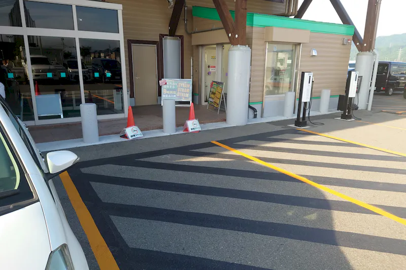 【ダイナム福井丸岡店｜割引キャンペーン実施中】キッチンカーに最適なアミューズメント施設のイベントスペース（めん六や前）