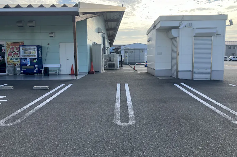 【ダイナム岡山倉敷中島店ゆったり館｜割引キャンペーン実施中】キッチンカーやプロモーションに最適なアミューズメント施設のイベントスペース（出入口前）