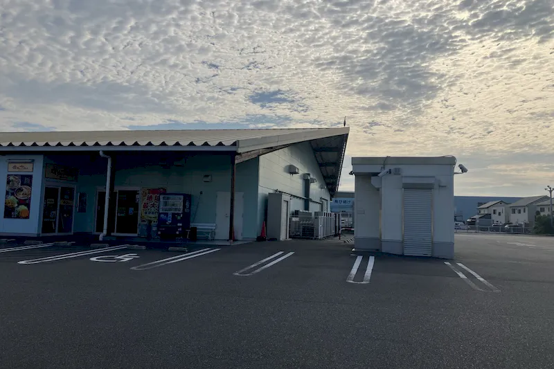 【ダイナム岡山倉敷中島店ゆったり館｜割引キャンペーン実施中】キッチンカーやプロモーションに最適なアミューズメント施設のイベントスペース（出入口前）