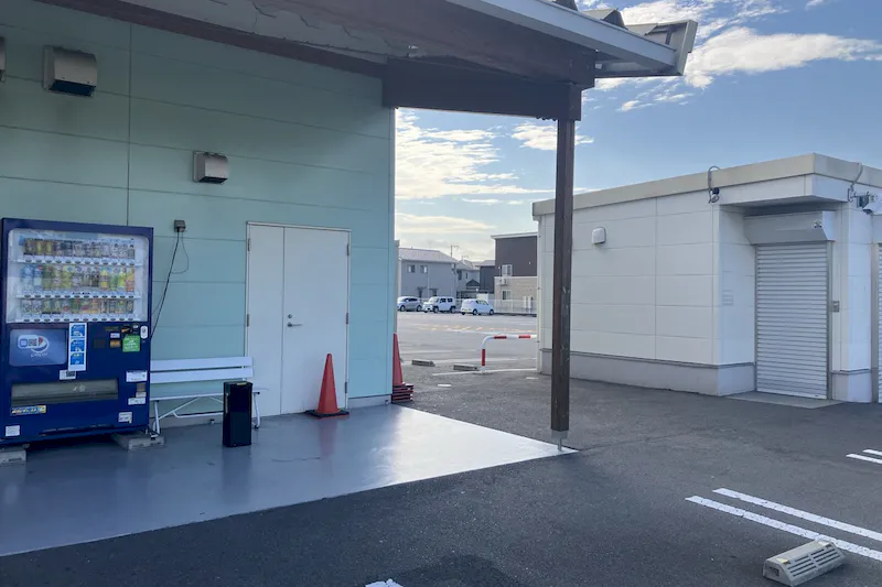 【ダイナム岡山倉敷中島店ゆったり館｜割引キャンペーン実施中】キッチンカーやプロモーションに最適なアミューズメント施設のイベントスペース（出入口前）