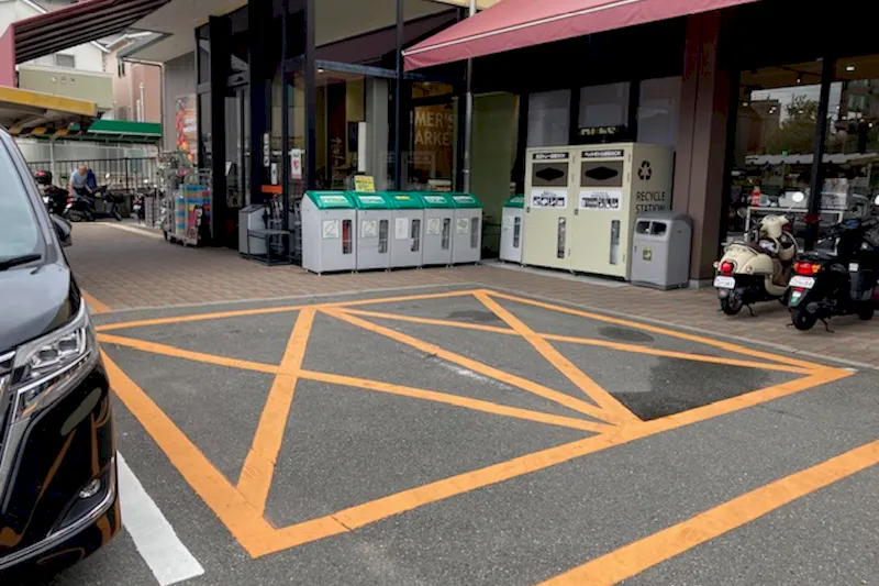 【おおさかパルコープ枚方公園店】物販イベント等に適した店頭入り口横の駐車場スペースの画像